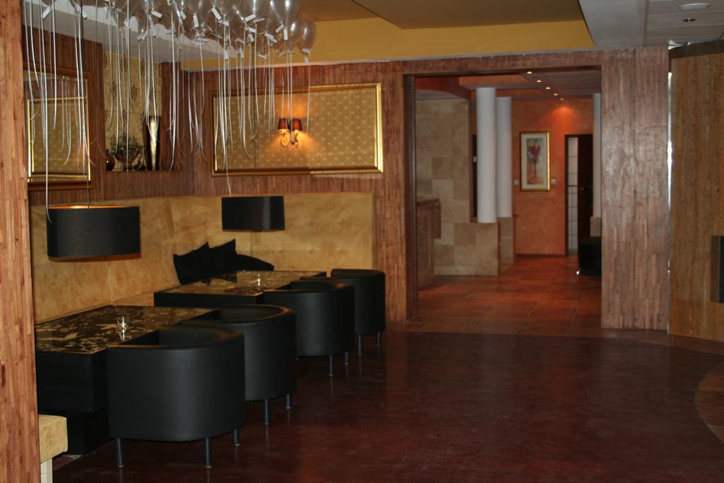 Hotel Tenishouse Marki  Exterior photo